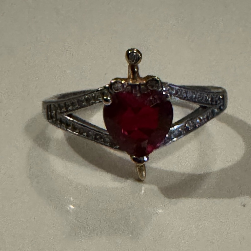 Elegant Heart-Shaped Red and Gold Ring with Sword - Picture 2 of 3